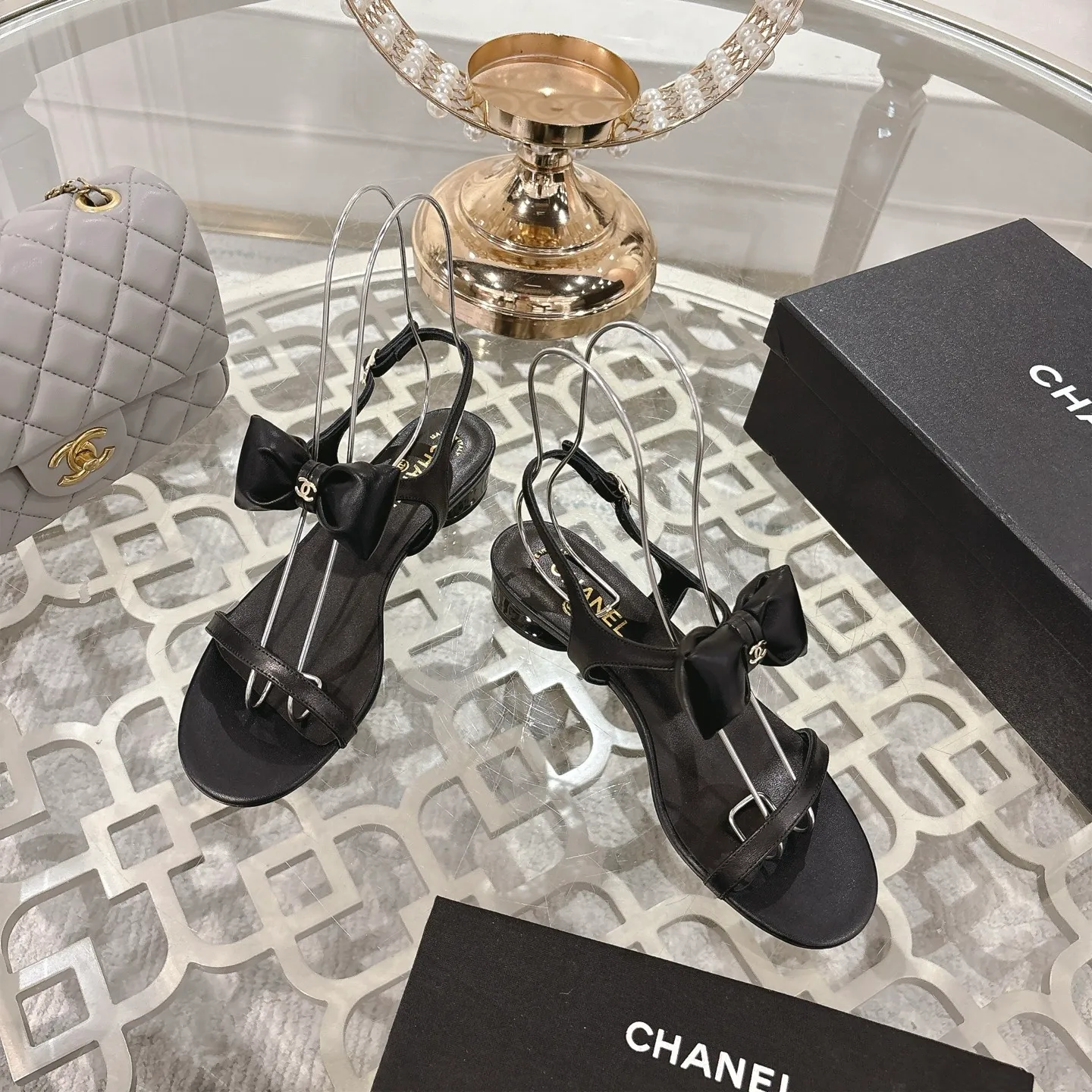 👟👟Ex-factory price 560👟👟 CHANEL 25ss spring and summer new counter top double C bow sandals. This classic design; bow with double C embellishment, playful and elegant, multiple color matching elements... Diversified mix and match is very beautiful and versatile, very light and comfortable on the feet, super delicate and elegant... ꫛꫀꪝ Go➫ Material: Upper: Original customized imported sheepskin Inner: Original custom-made sheepskin lining Outsole: Original custom-made Italian through-dyed genuine leather outsole Size: 35–40 (40 and 41 are custom-made and cannot be returned or exchanged)